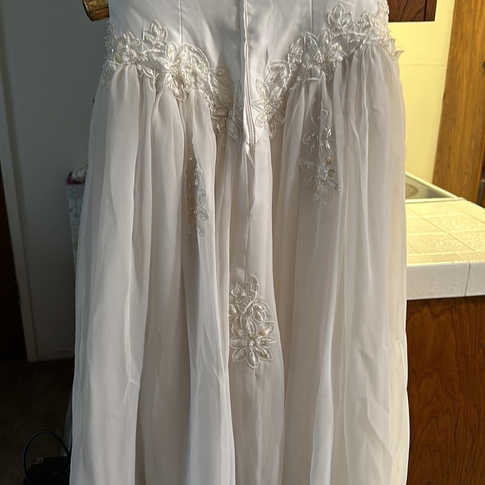Used Wedding Dress - Picture 4 of 5